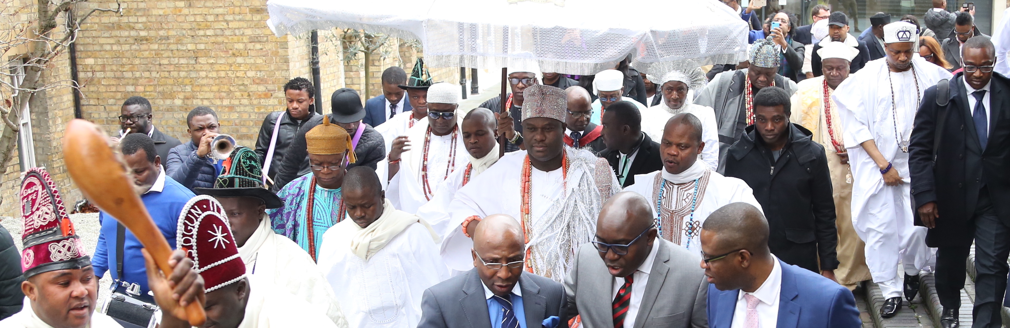 the ooni and his entourage at st antonys college